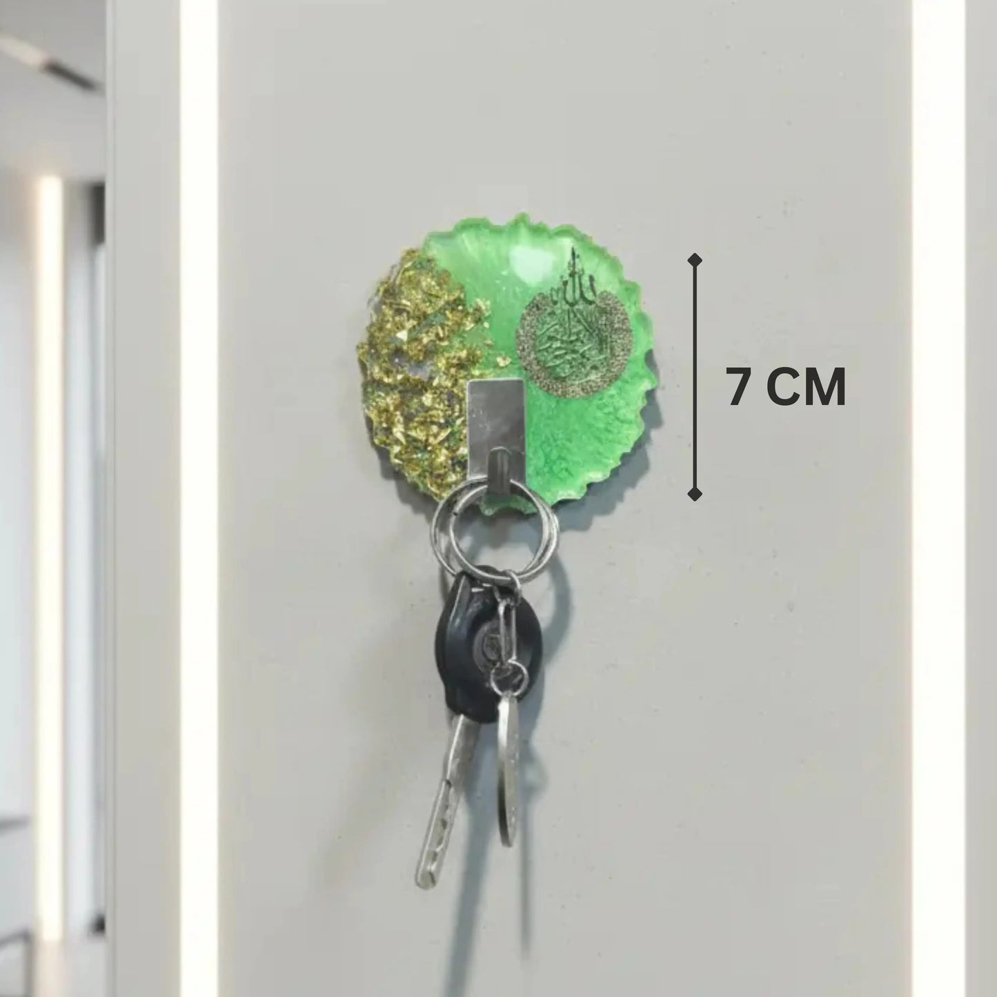 Green and gold Arabic calligraphy key rack, handcrafted for a refined wall décor and organized key storage.